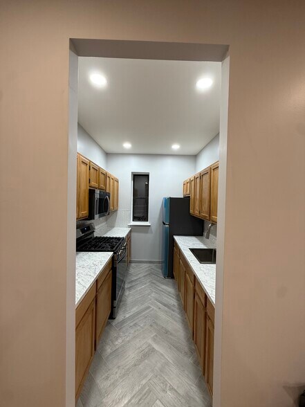 Building Photo - 982 Dumont Ave