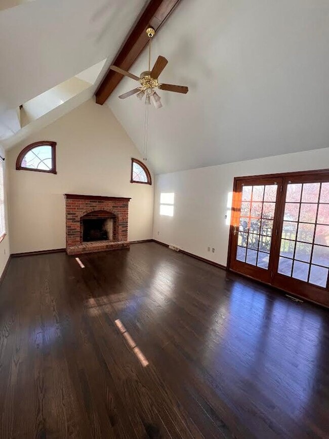 Building Photo - 926 Tibbetts Wick Rd