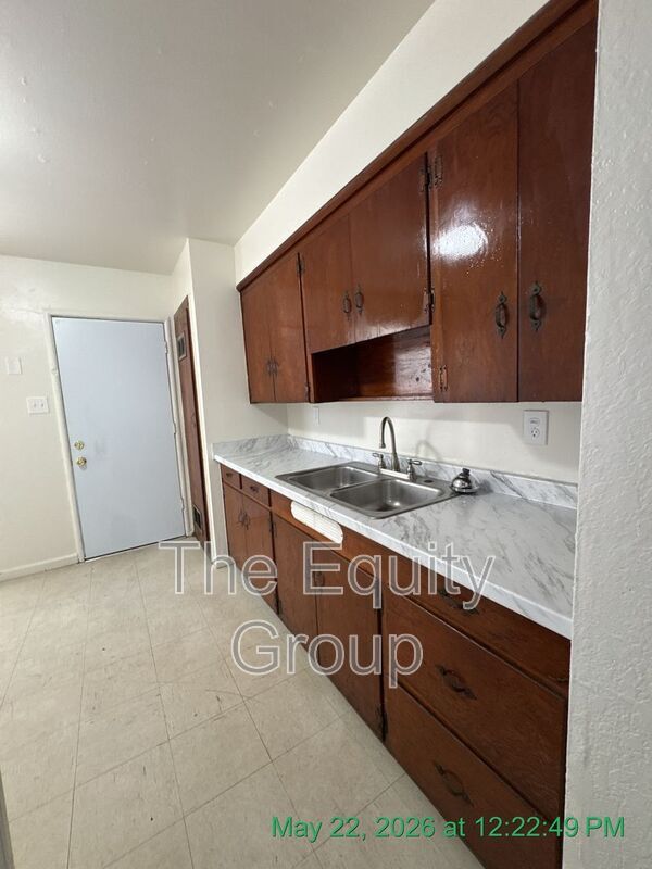 Building Photo - 513 E Myrtle Ave