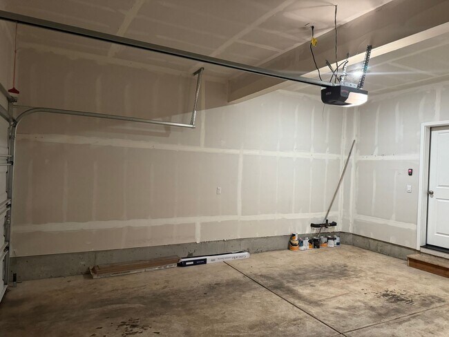 Building Photo - 4 bedroom 2.5 bathroom almost-new house in...