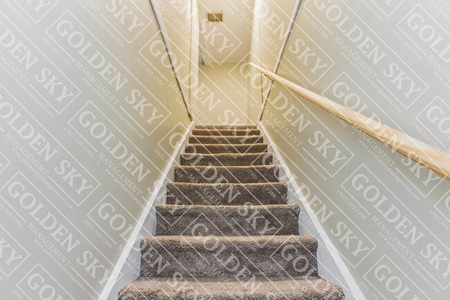 Building Photo - 806 W 7th St