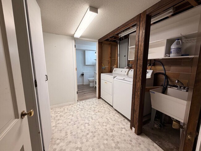 Building Photo - Gorgeous 2+ Bedroom 2 Bathroom Home $1995