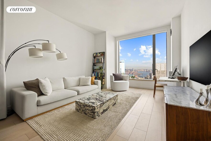 Primary Photo - 11 Hoyt St