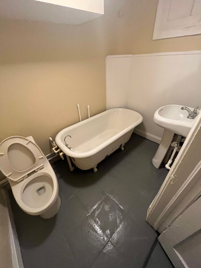 Building Photo - Renovated 3BR / 2BA Townhome for Rent – $1,325/month