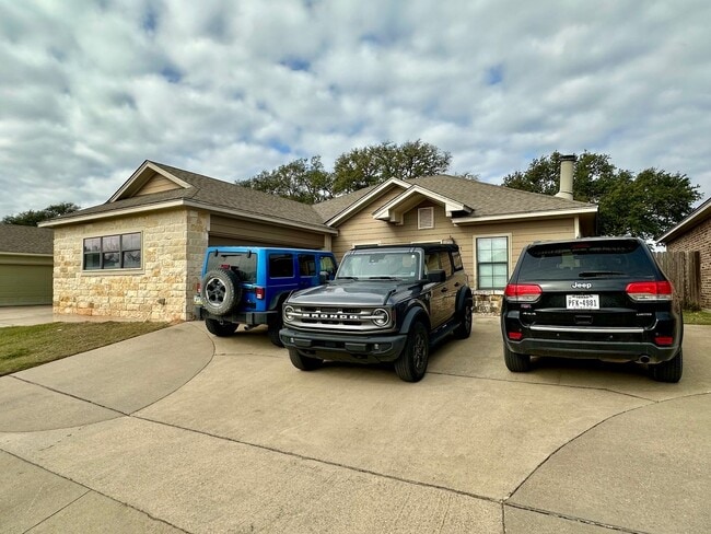 Building Photo - Spacious 4BR/3BA Baylor Bubble Home Minutes from Campus!