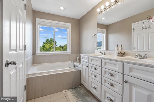 Building Photo - 43596 Mirror Terrace