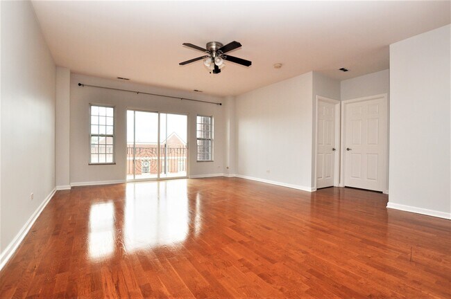 Building Photo - 3000 W Lawrence Ave