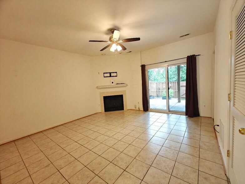 Building Photo - 13030 Park Crescent Cir