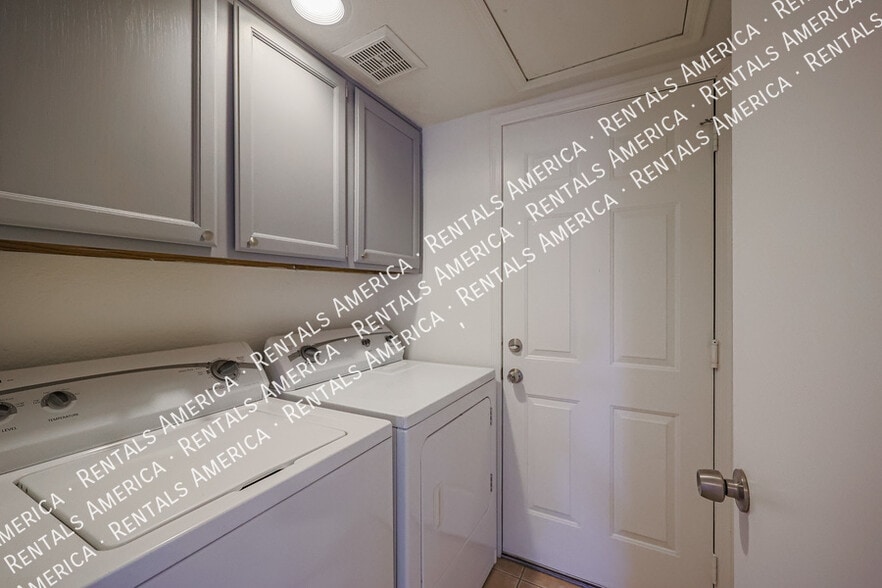 Building Photo - 4683 W Ivanhoe St