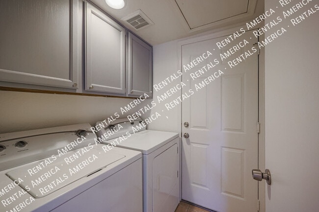 Building Photo - 4683 W Ivanhoe St