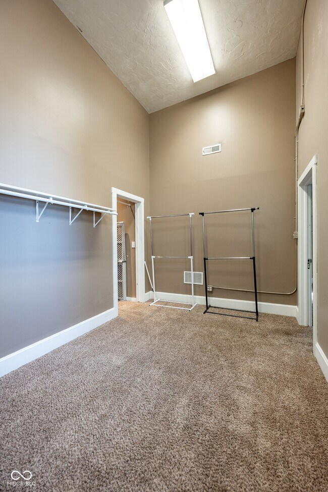 Building Photo - 12 E Washington St