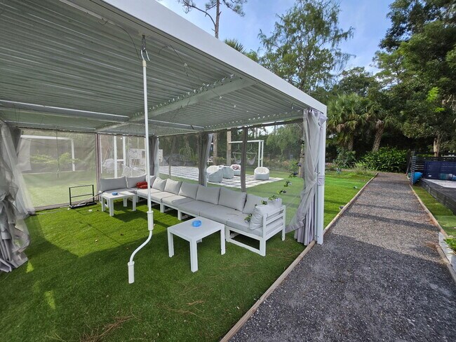 Building Photo - 377 Squire Dr
