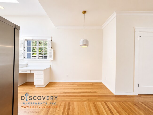 Building Photo - Classic Berkeley Condo with Tasteful Modern Updates