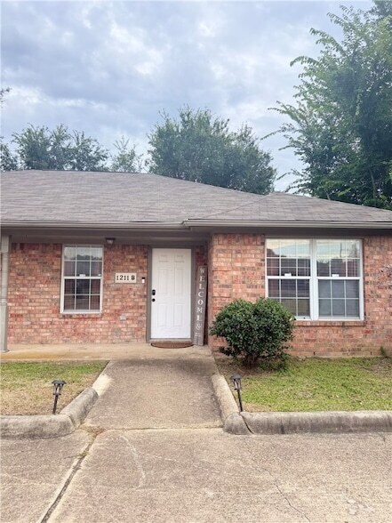 Building Photo - 1211 Webhollow Cir