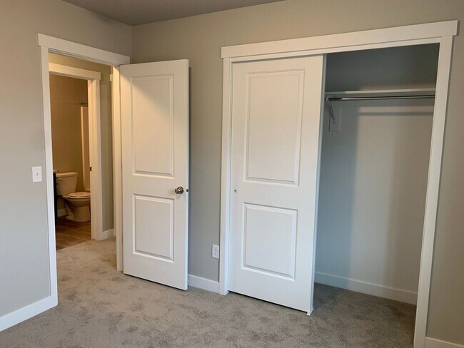 Building Photo - BEAUTIFUL LAKE POINT RAMBLER AVAILABLE July 8th!
