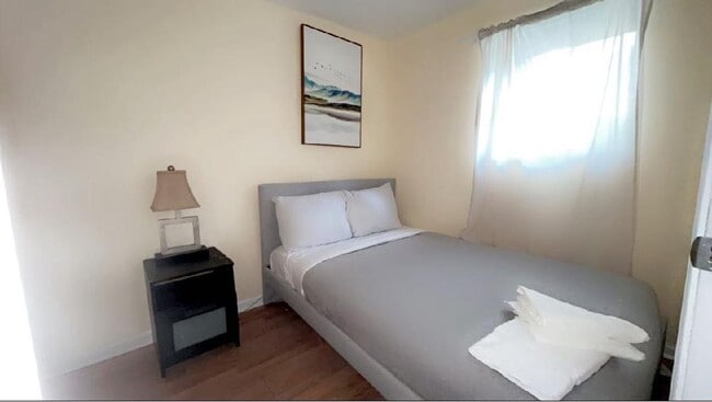 Building Photo - 1624 S Throop St