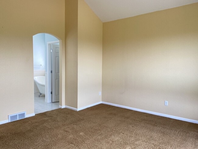 Building Photo - 5742 Crestwood Dr