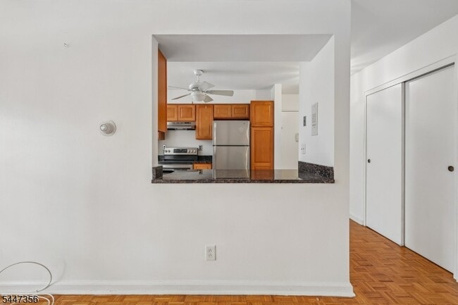 Building Photo - 135 S Maple Ave