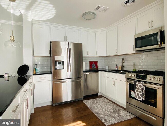 Building Photo - 1221 N Quinn St
