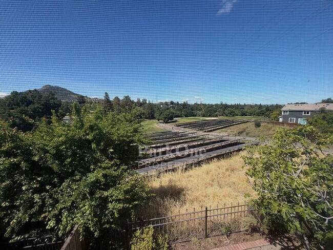 Building Photo - Updated Townhouse in Clayton Available for Lease now!