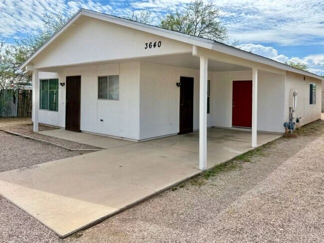 Building Photo - Charming three bedroom - two bathroom GREA...