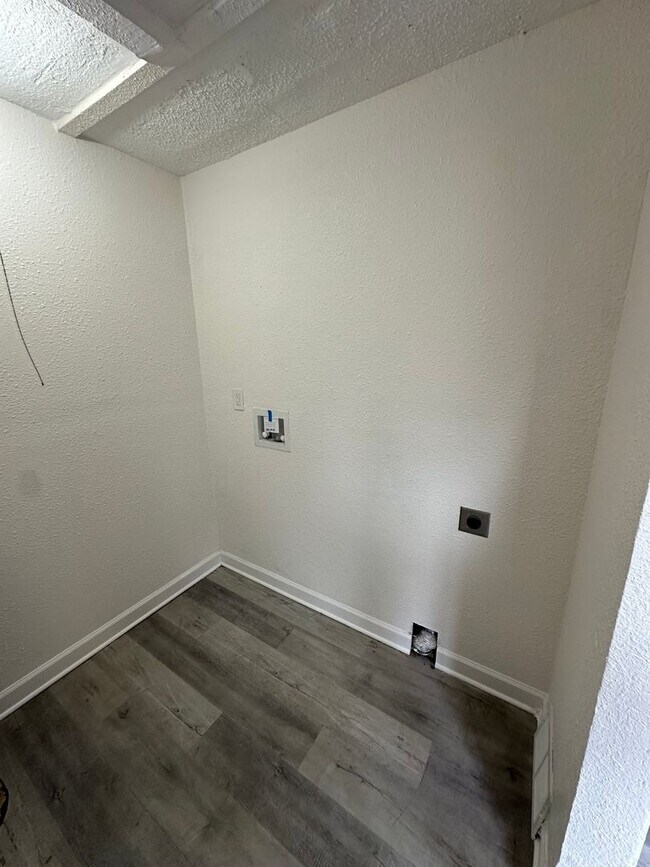 Building Photo - 4 bedroom 1 bath