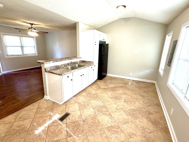 Building Photo - 124 Riverview Ct