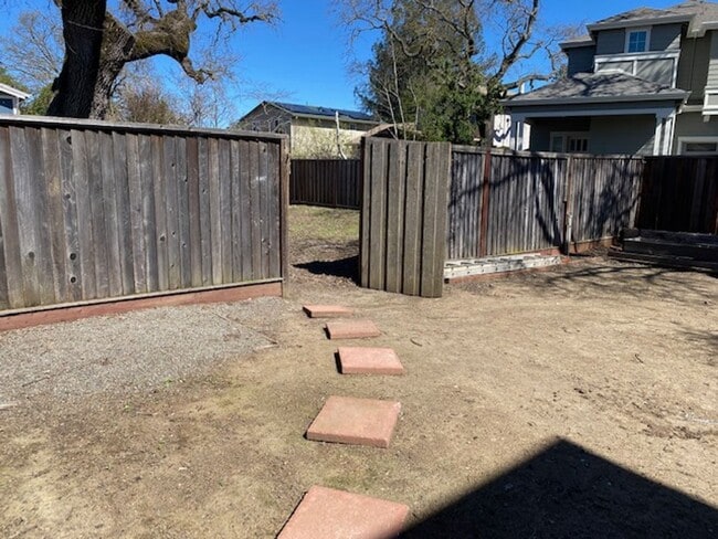 Building Photo - Great 3 bedroom/2.5 bath duplex w/2 car garage!