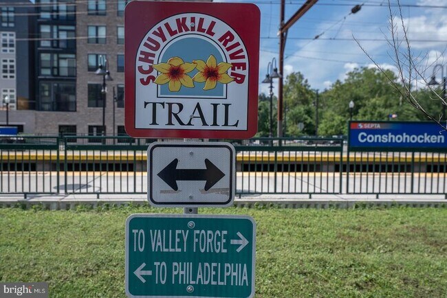 Building Photo - 300 W Elm St