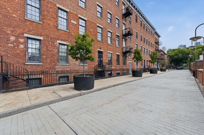 Building Photo - 347 Varick St