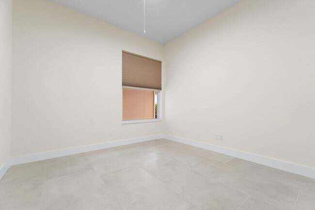 Building Photo - 173 E Hampton Way