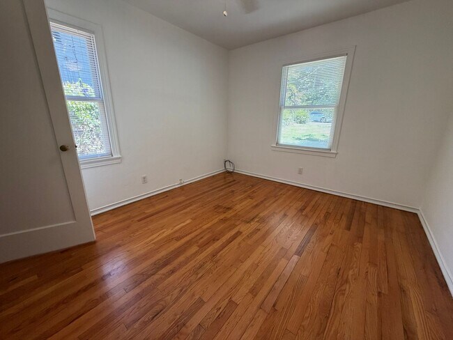 Building Photo - Cute home on large lot