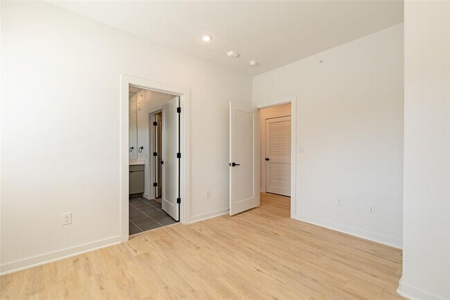 Building Photo - 100 Mockingbird Ln W