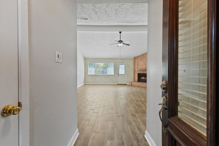 Building Photo - 16703 Pebbleglen Dr