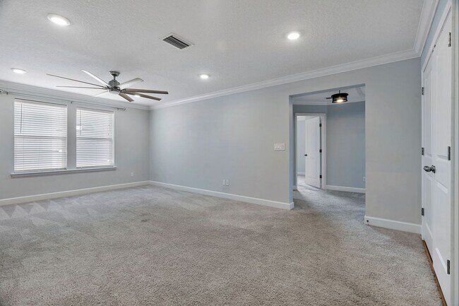 Building Photo - 150 Whisper Rock Dr