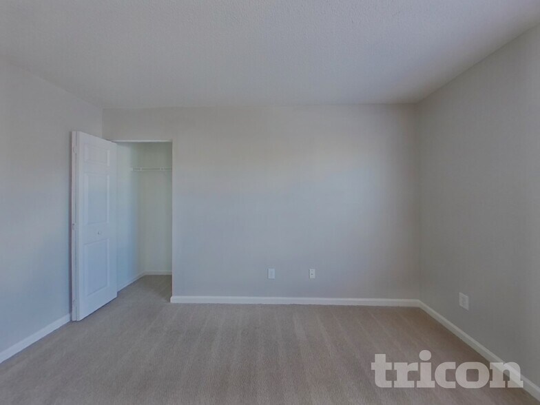 Building Photo - 1952 Lake Carolina Dr