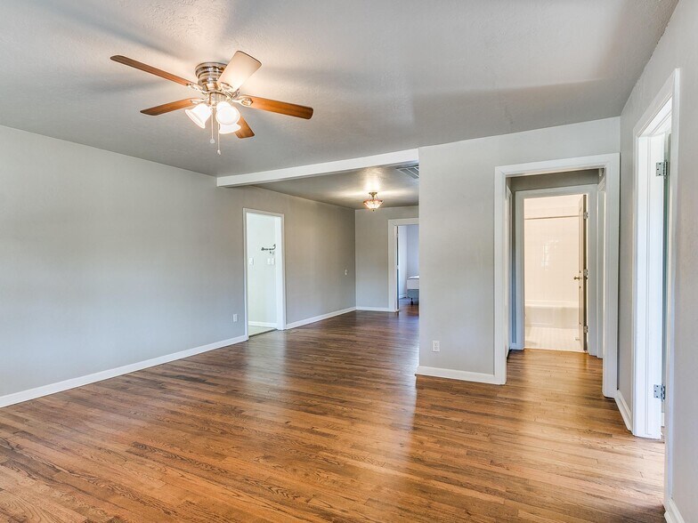 Building Photo - 703 Dakota St