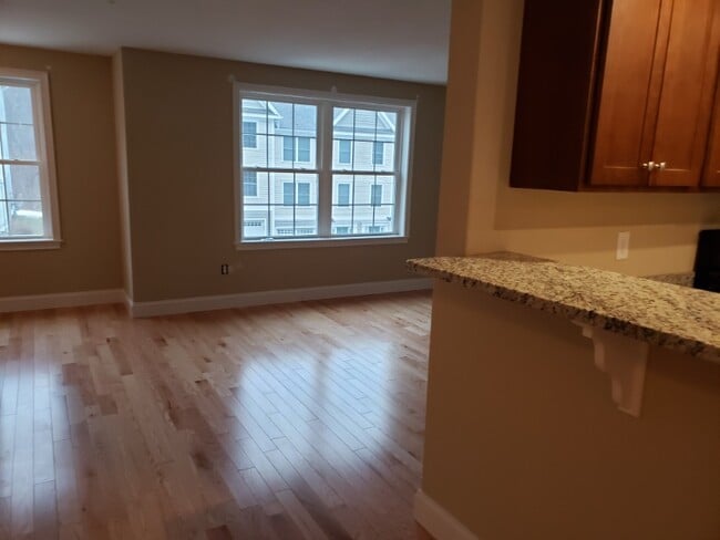 Building Photo - 10 Cardigan Ct