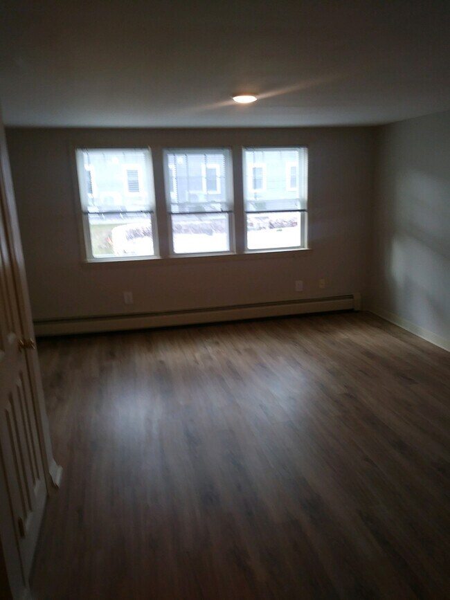 Building Photo - 66 Center St