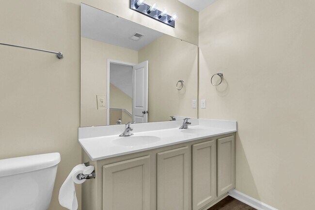 Building Photo - Beautiful FOUR bedroom townhome in Goose Creek!