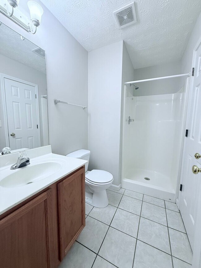 Building Photo - 2-bedroom ranch style home with garage parking!