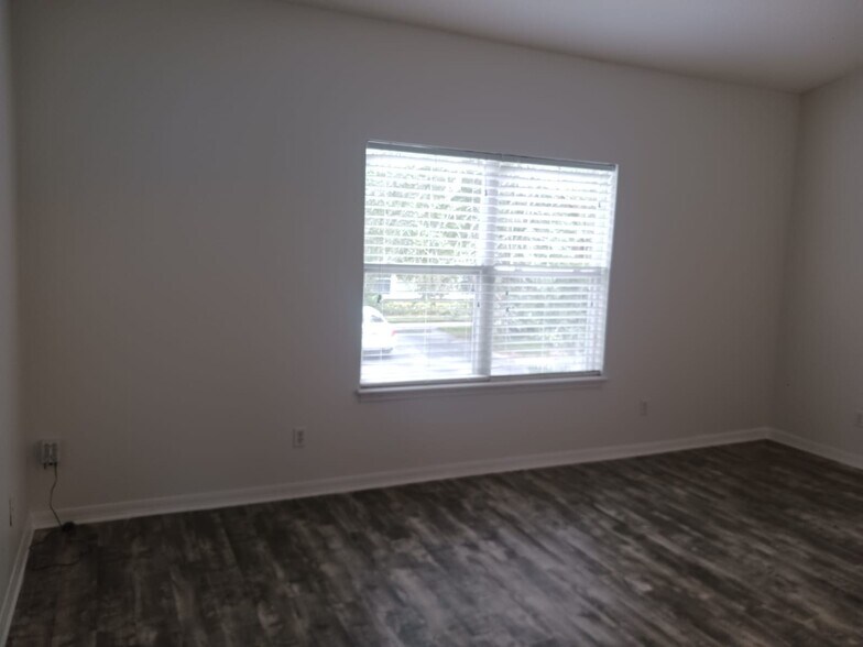 Building Photo - 620 Pinebranch Cir