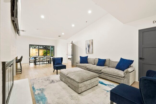Building Photo - 3327 Freshmeadows Dr