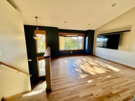 Building Photo - 817 Jack Russell Ave