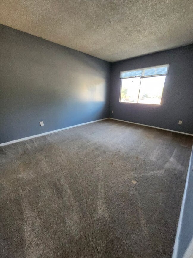 Building Photo - Charming 2-Bedroom Townhome