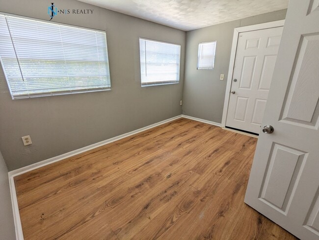 Building Photo - Must See 3/2/1 over 1000sf with tile/lamin...