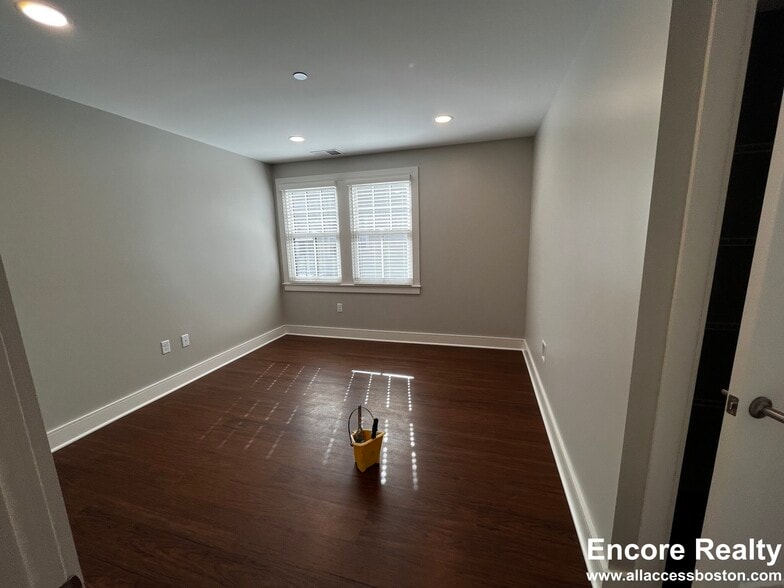 Building Photo - 39 Harvard Way