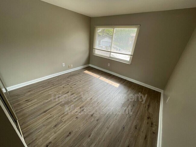 Building Photo - 411 Far Hill Dr