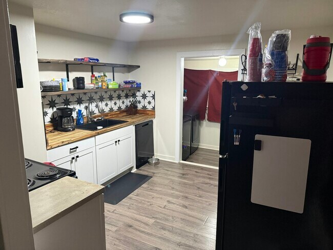 Building Photo - 1304 E Lincoln Ave