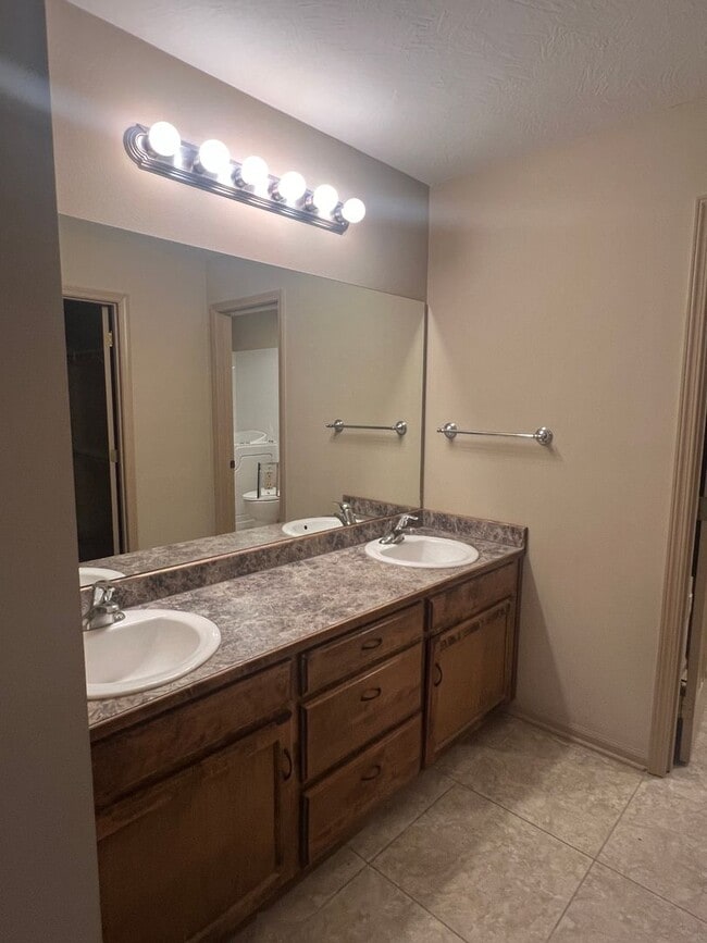 Building Photo - 2 bedroom/2 bath townhouse with 2 car garage